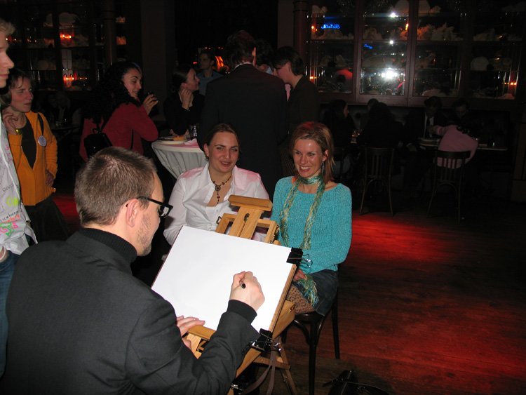 Sneltekenaar Paul maakt karikatuur van twee vrouwen