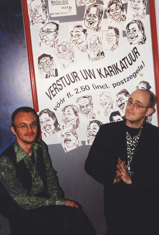 Sneltekenaars Paul en Felix poseren voor karikaturen