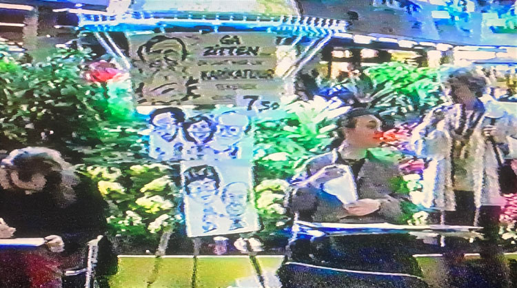 Twee sneltekenaars maken karikaturen op straat